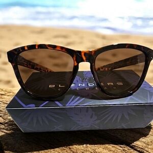 NIB Blenders Sydney Mamba Queen Polarized Sunglasses + Full Packaging